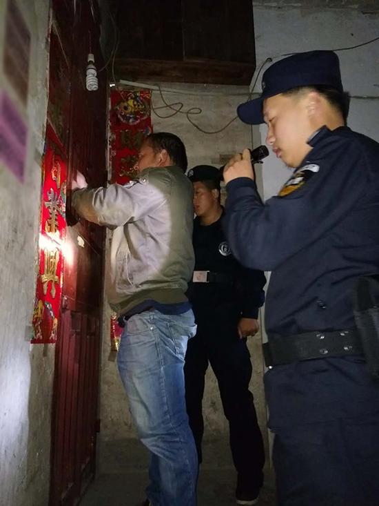 眉山粗心妈妈误将幼女锁家中 民警全城寻开锁师傅开门